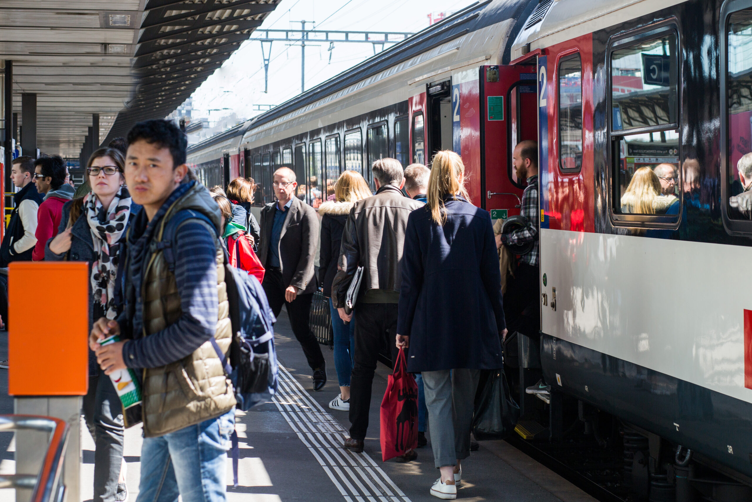 Pendler im Bahnhof Aarau