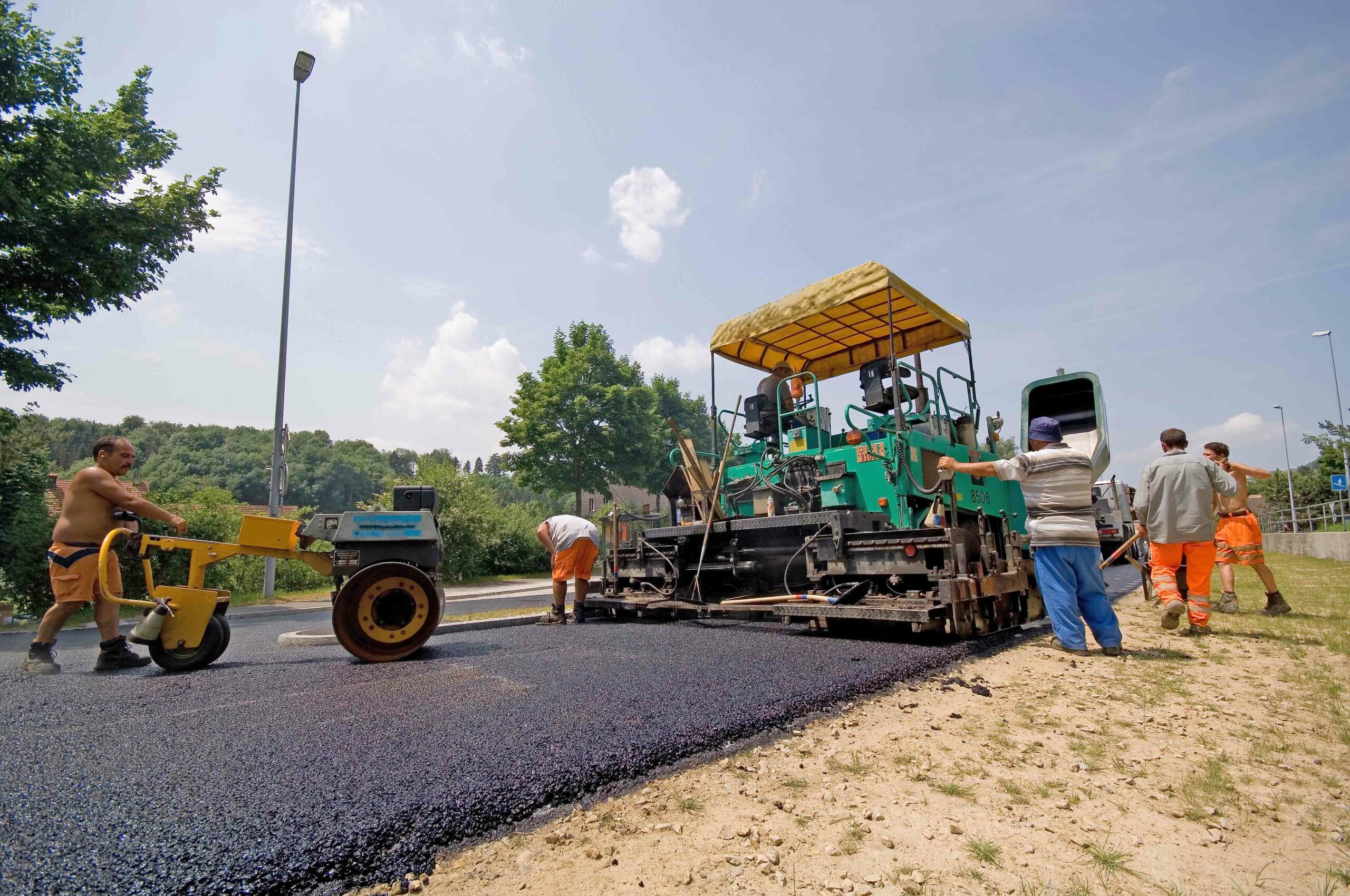 Belagseinbau bei Sommerhitze
