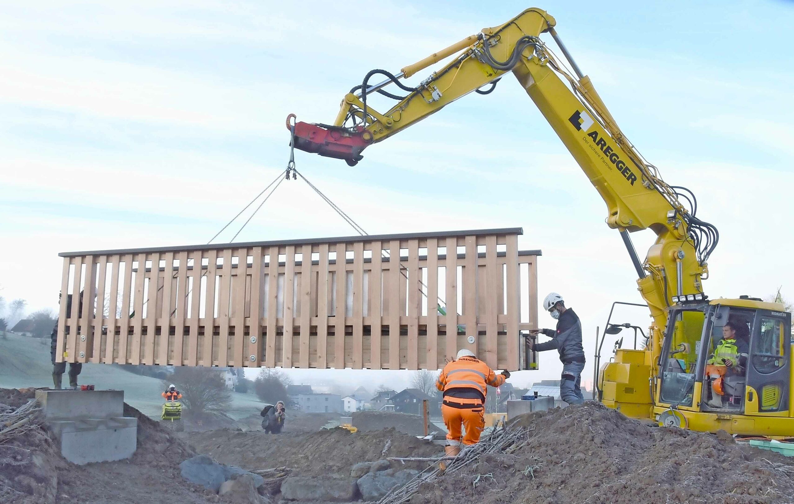 Einbau der neuen Holzbrücke beim Sertelbach in Reiden.