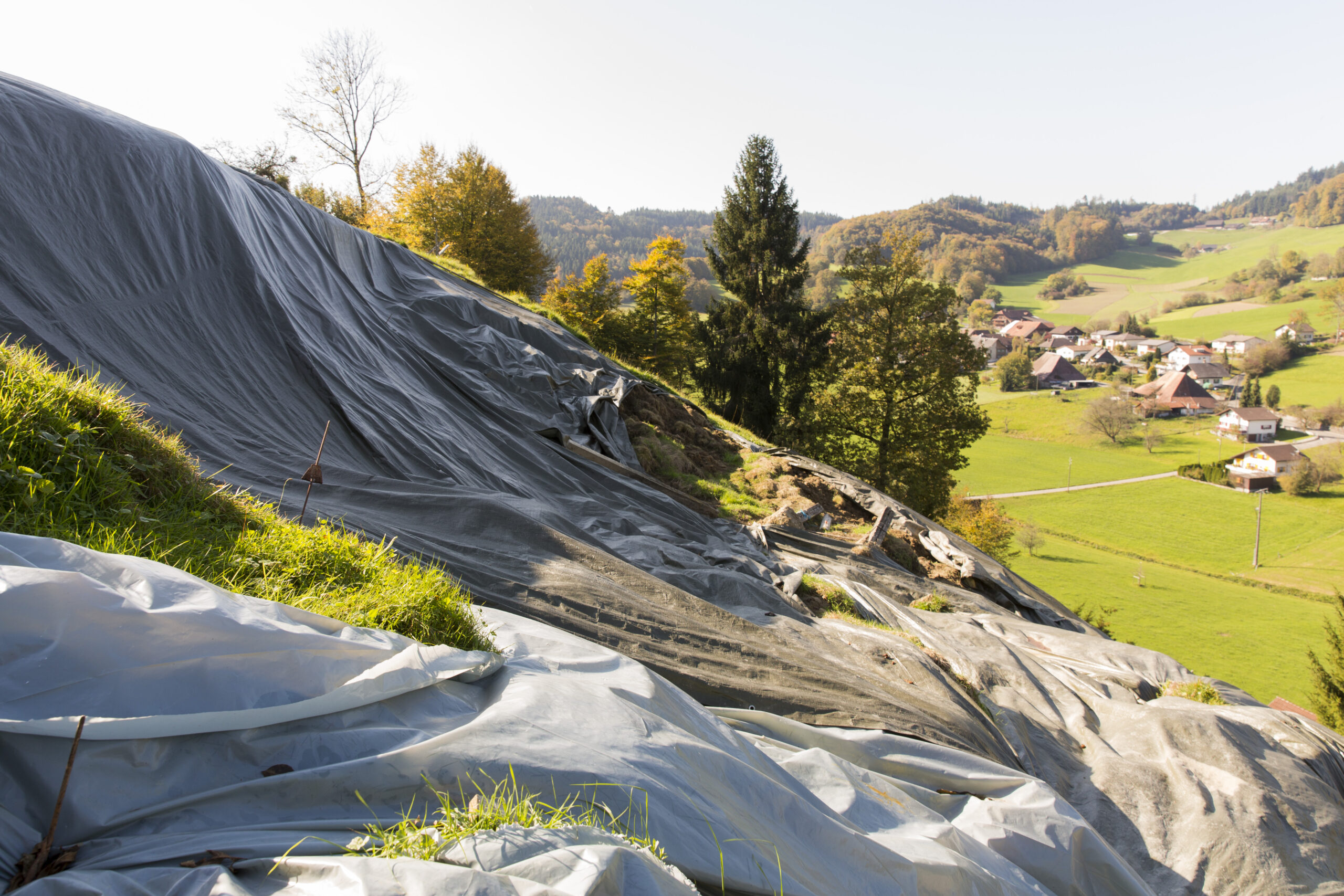 Landwirt Thomas Hunziker zeigt Schäden von Unwetter in Bottenwi
