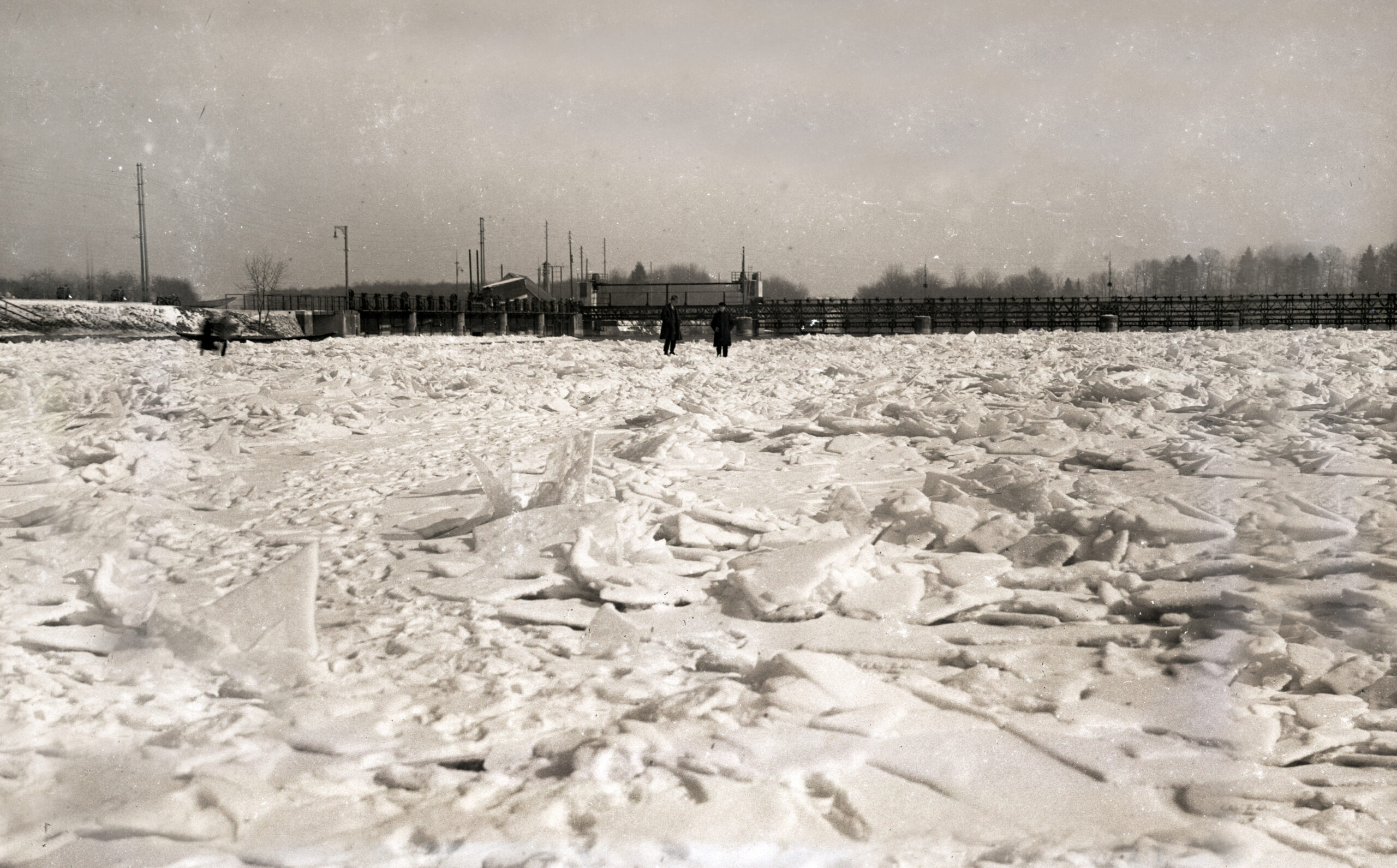 1929
Eis
Die Aare ist im Februar 1929 zugefrohren.
minus 29 Grad
