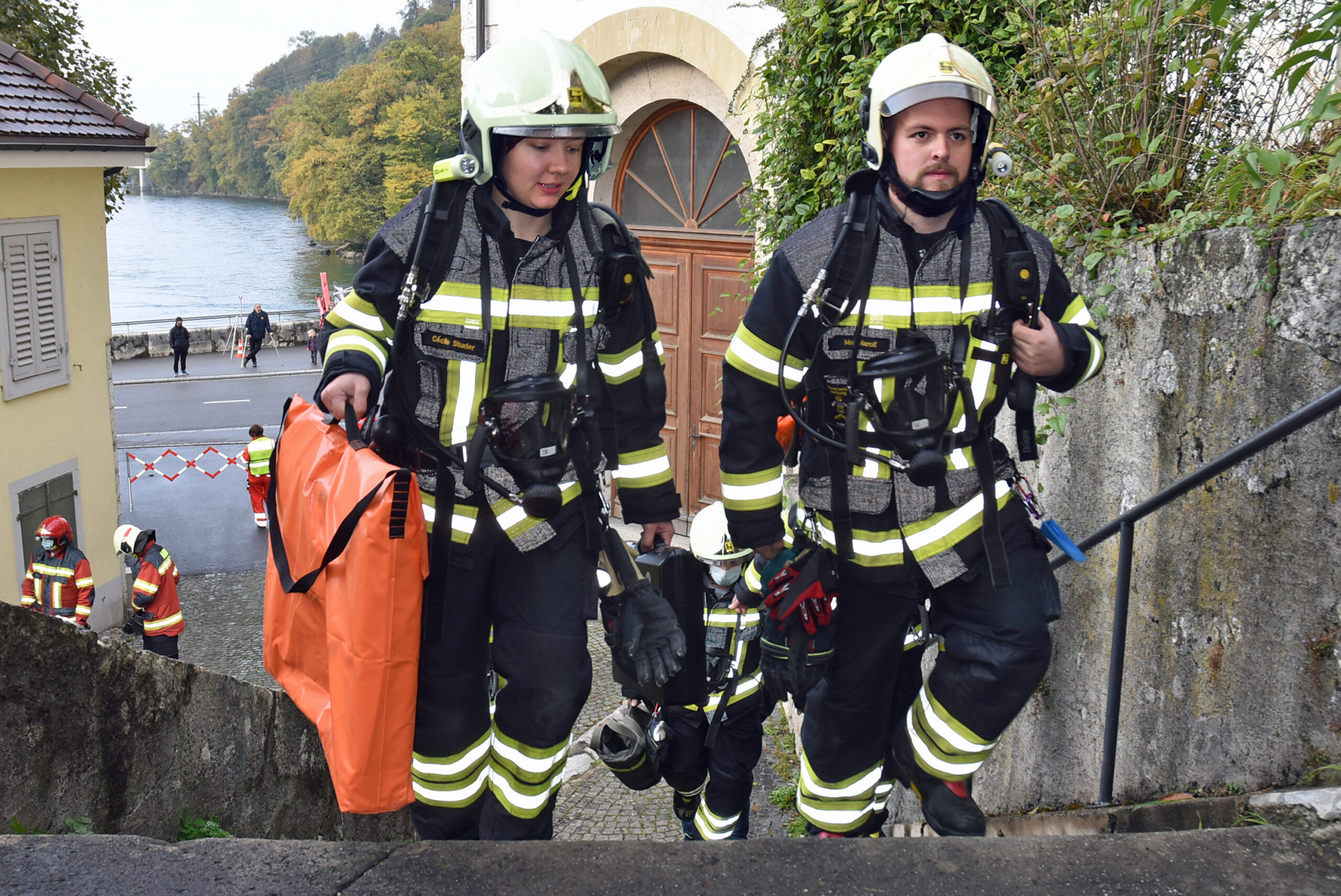 Mit Elan nehmen Atemschützer die Treppe hinauf zur Stadtkirche in Angriff.