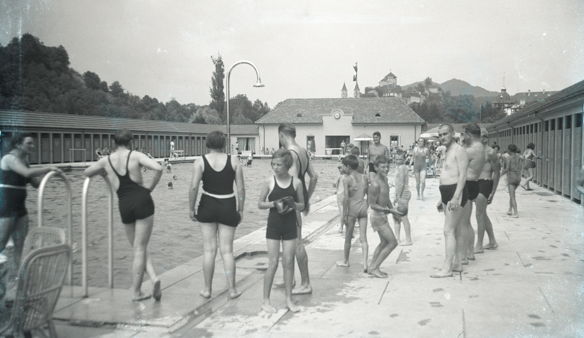 2794_preview Die Badi Aarburg wurde am 13. (für die Jugend) und 14. Juni 1931 eröffnet und ist damit die älteste Badi des Kantons Aargau. Die Aufnahmen stammen vermutlich aus den Eröffnungstagen. Fotograf vermutlich Carl Lüscher, Aarburg. Bild: Sammlung Heimatmuseum Aarburg