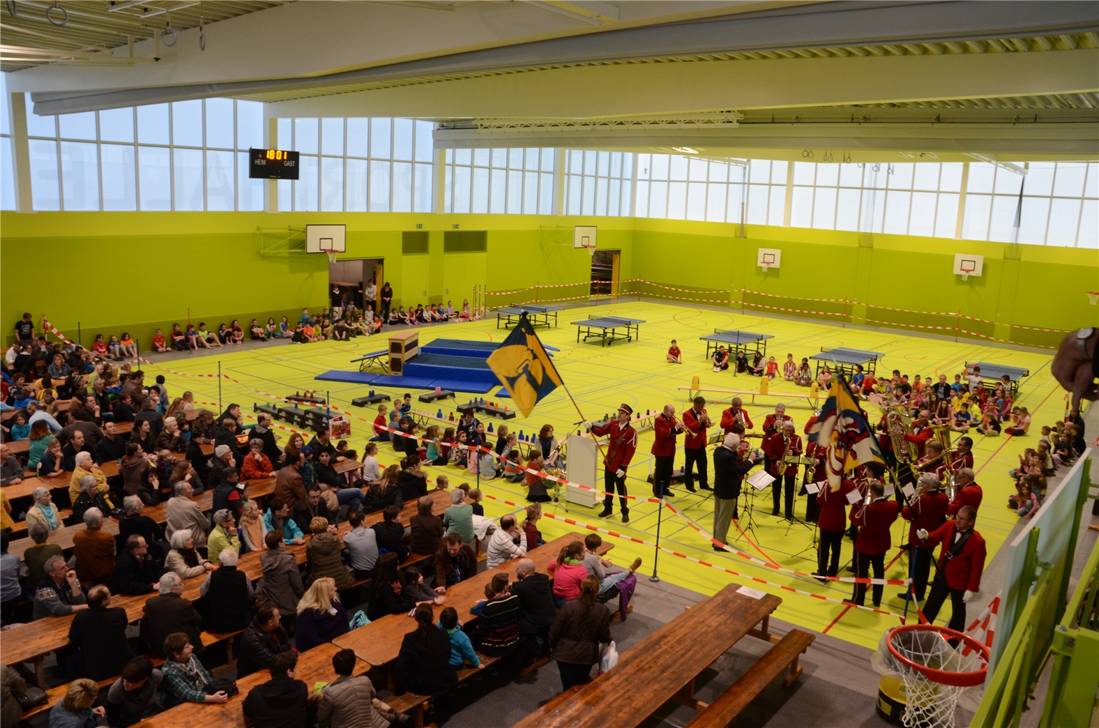 750_0008_7478274_160315_reg_einweihung_turnhalle1_lbr
