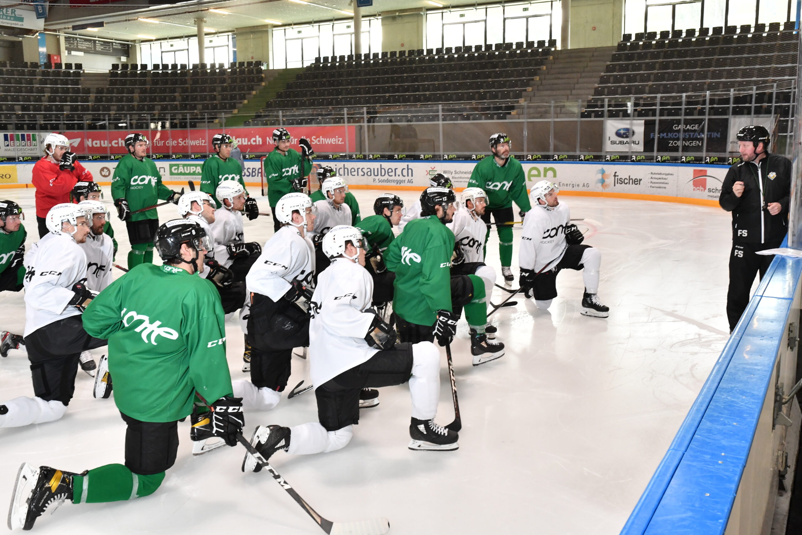 Eishockeybeilage EHCO-Saisonstartbeilage - Trainingsbilder mit Söderström und Materialwart Benjamin Borner