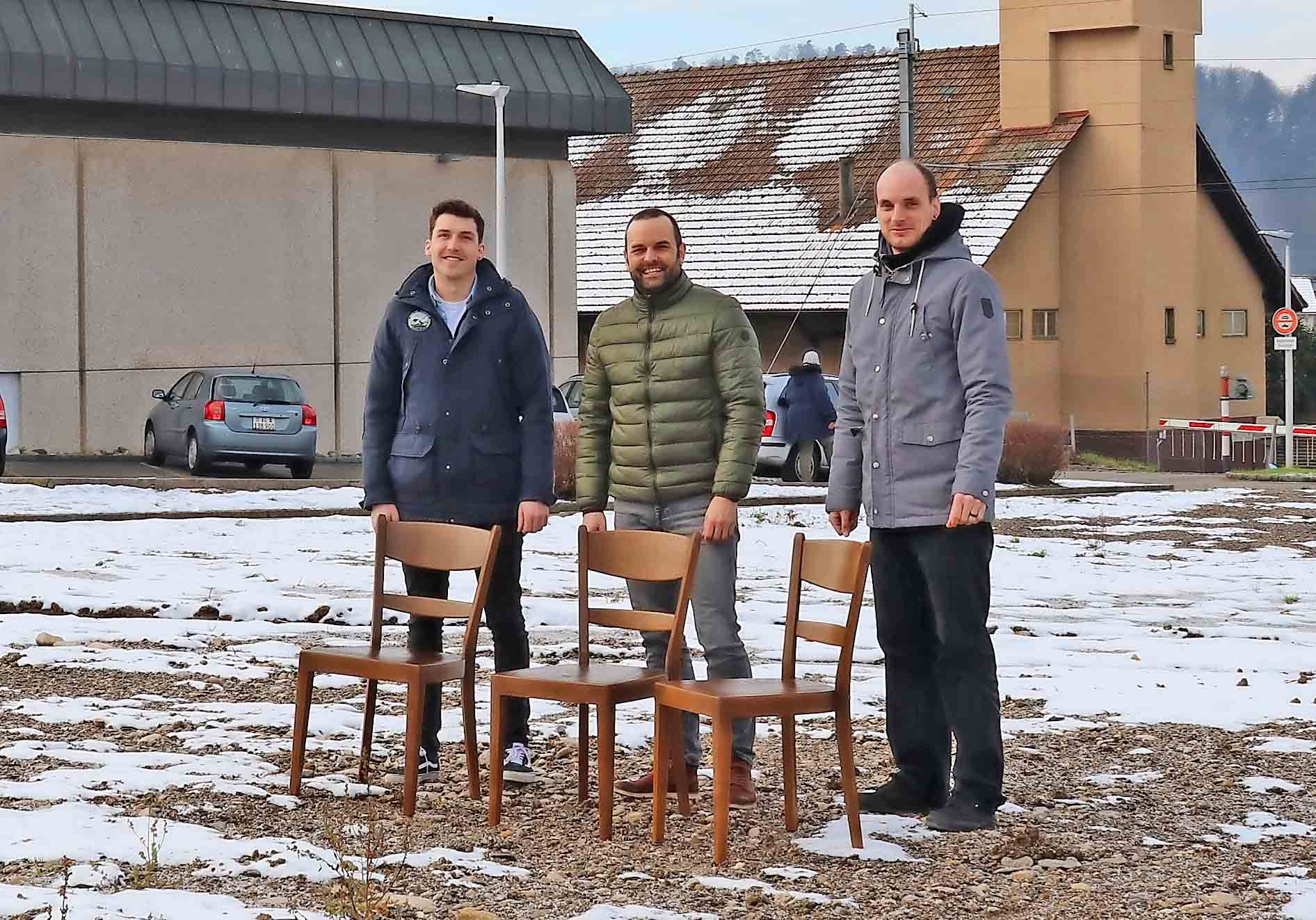 Innenarchitekt Markus Würgler (Mitte) hat die Stühle des ehemaligen Restaurants Haltestelle vor der Mulde gerettet. Mit Mitarbeitern Tobias Burgherr (links) und Jonas Lemmke (rechts).