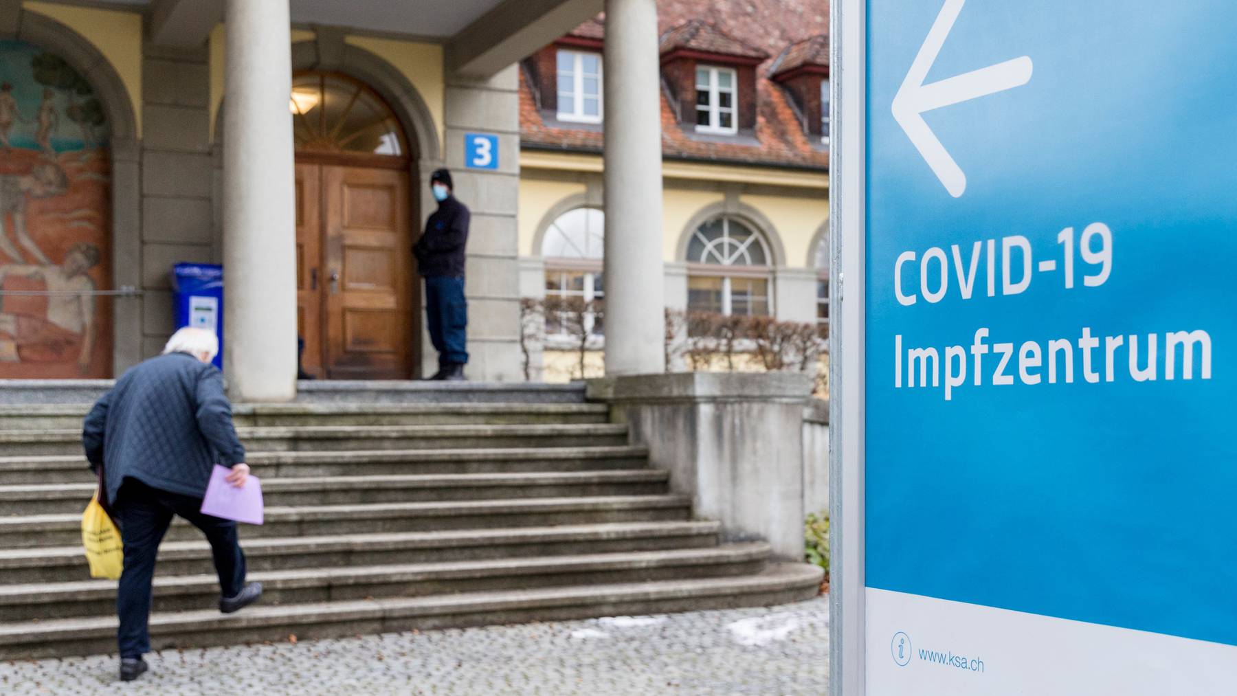 impfzentrum Im Impfzentrum in Sitten sind auch Personen aus anderen Kantonen willkommen. bild: Jean-Christophe Bott / KEYSTONE