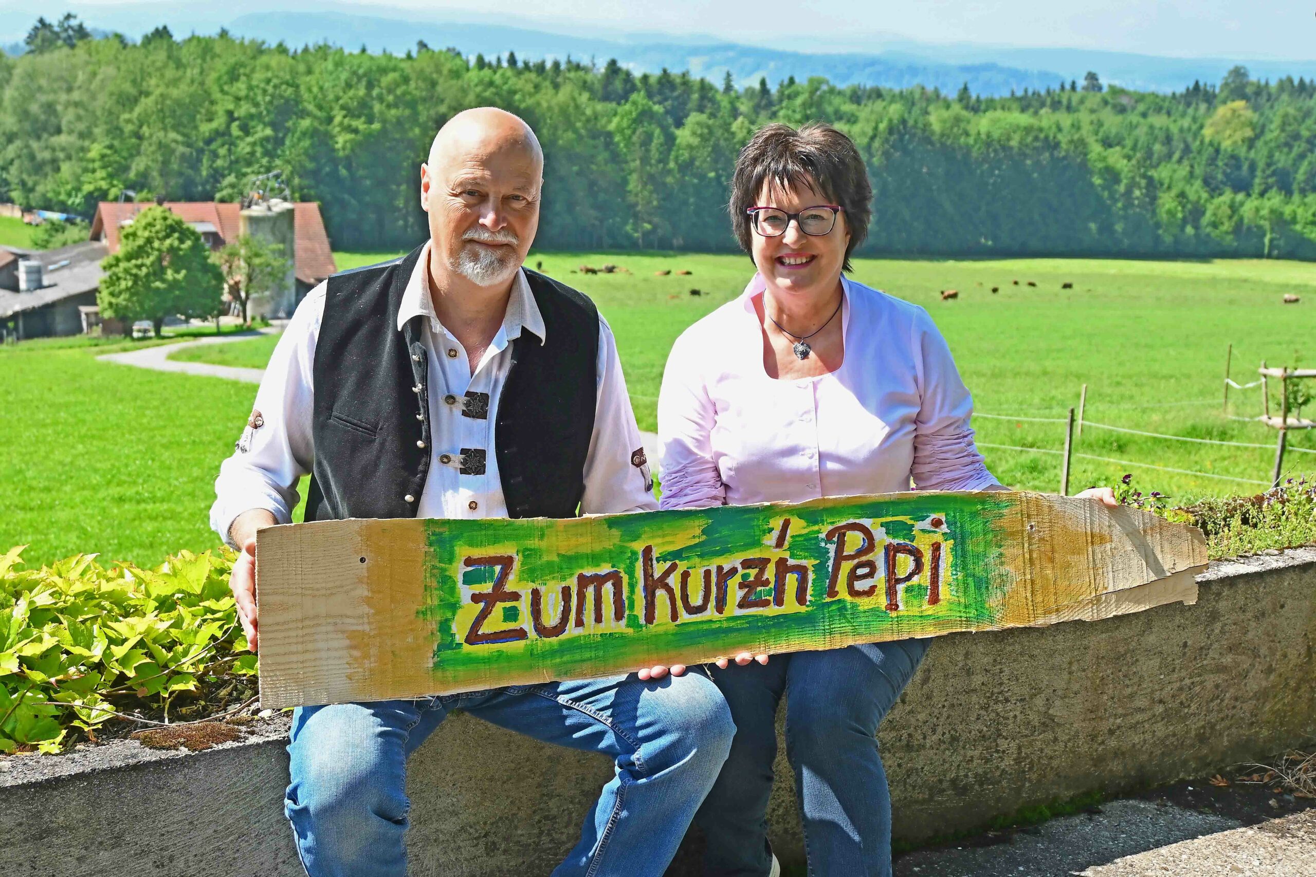 Martin und Michaela Wälti mit dem neuen Wirtshausschild.