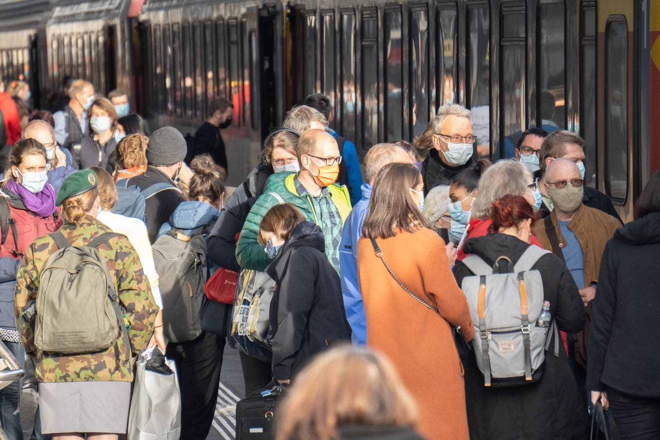 Menschen_Bahnhof_Maske