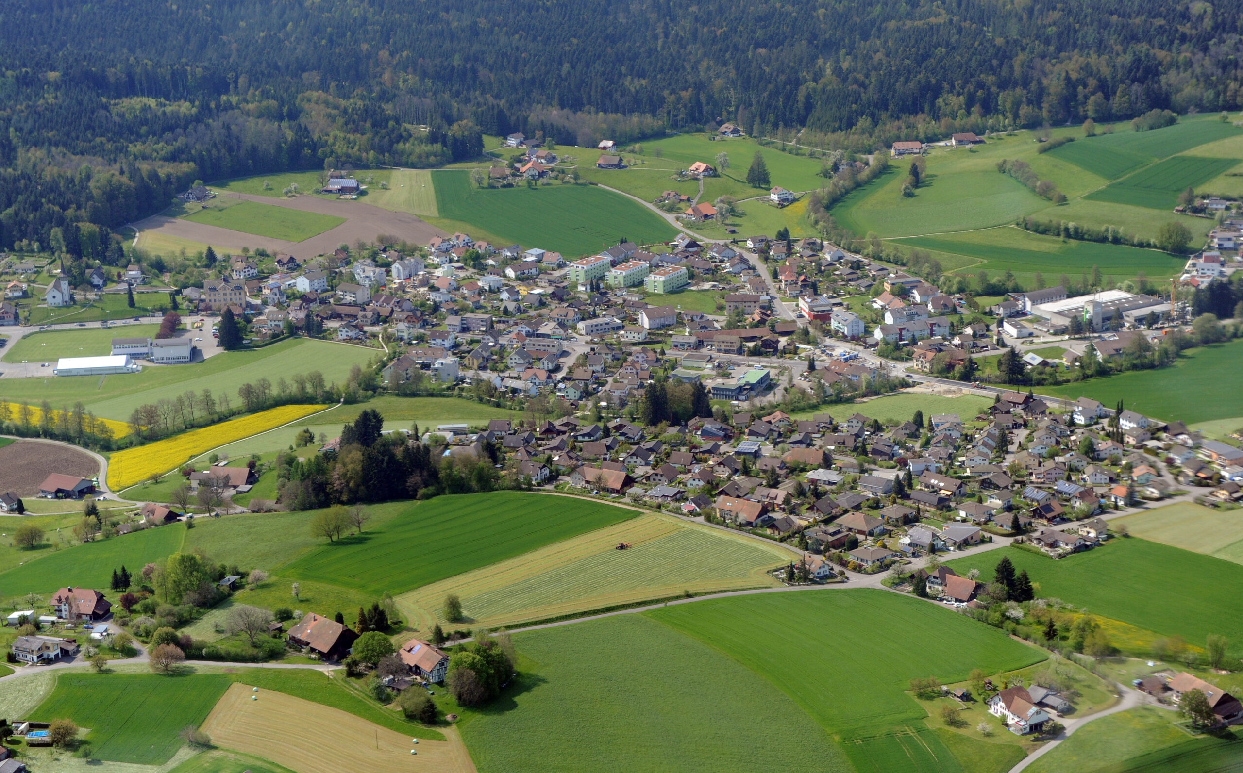 Die Gemeinde Vordemwald, aufgenommen aus der Luft, am 7. Mai 2016.