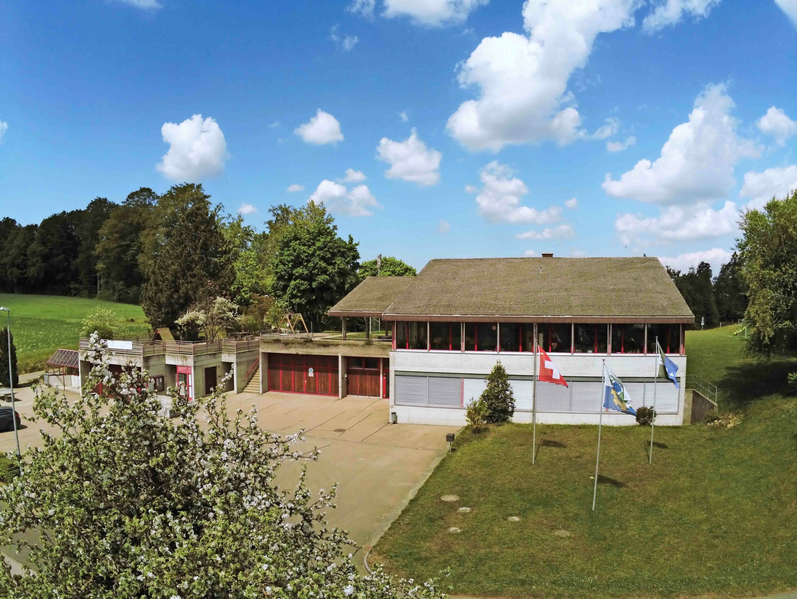 Idyllisch gelegen: das Schulhaus (und Gemeindehaus) in Wiliberg.