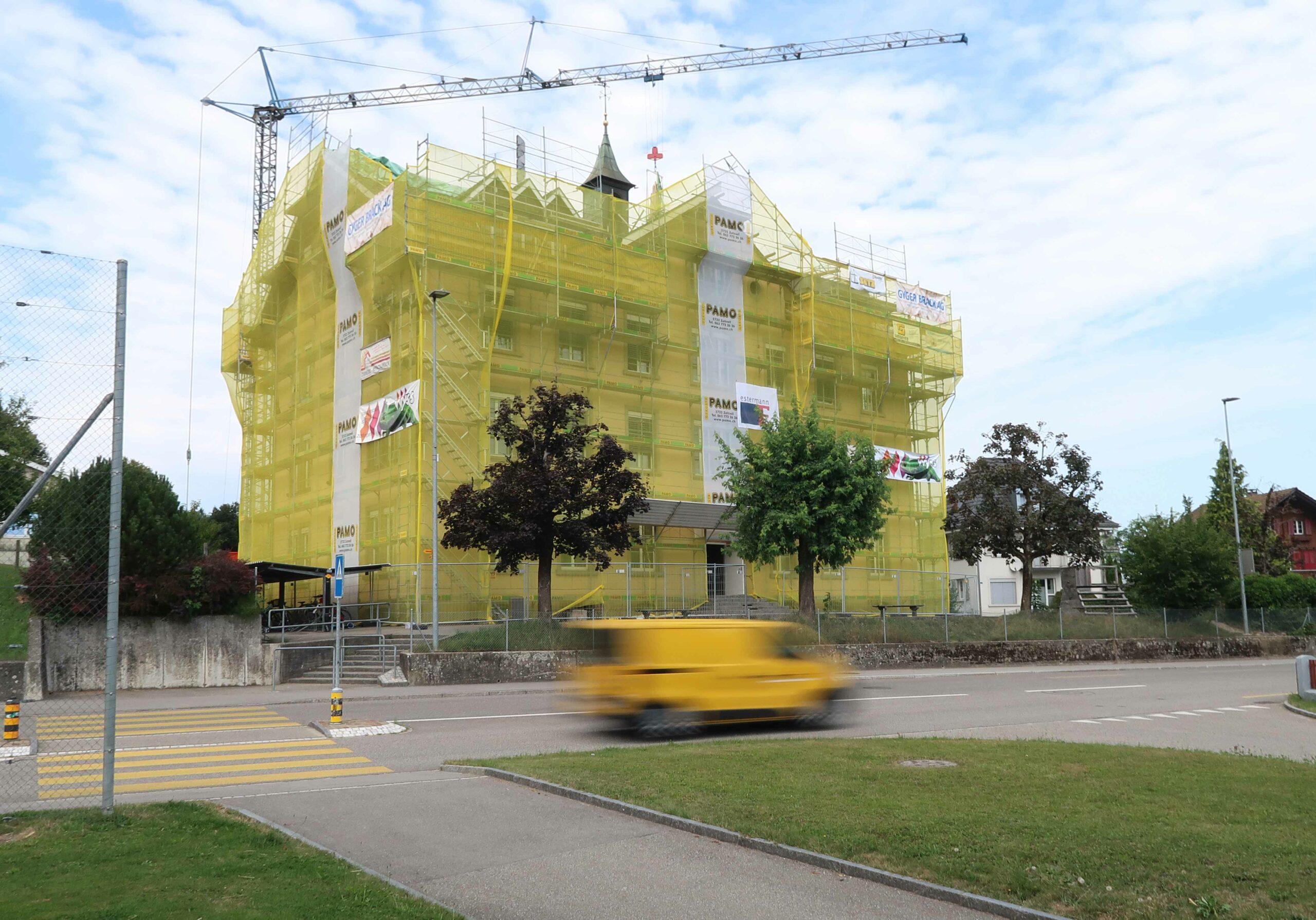 Das Schulhaus in Vordemwald wird saniert.