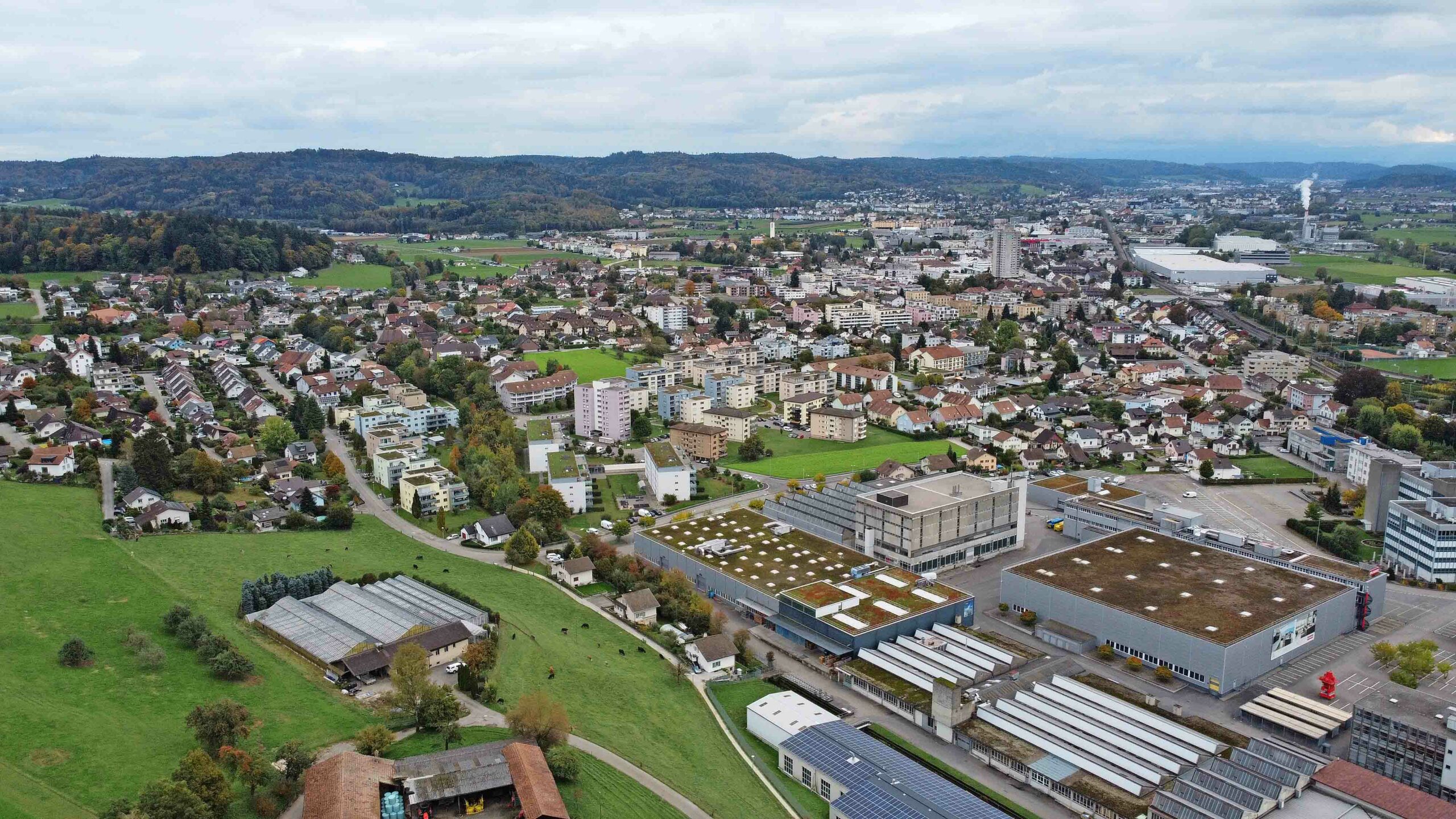 Blick Wiggertal aufwärts; rechts Firmenareal Franke