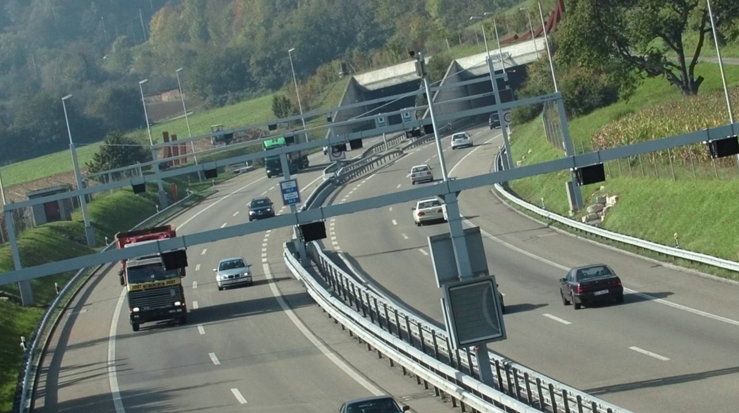 a3 20 Drohnen flogen die Umrisse der geplanten Hochhäuser über der Industriebranche nach.