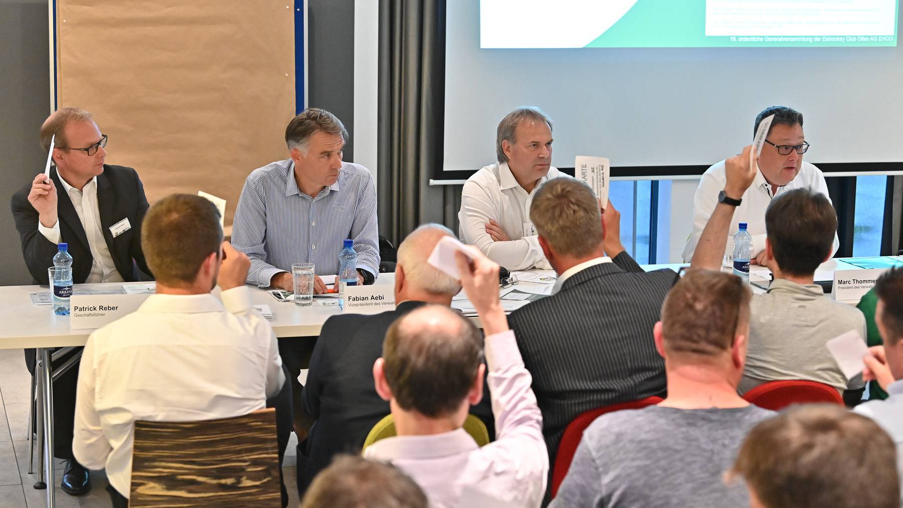 EHCO_GV Die Verwaltungsräte der EHC Olten AG mussten an der 19. ordentlichen Generalversammlung eine negative Erfolgsrechnung präsentieren. Bild: Bruno Kissling Zur Verfügung gestellt