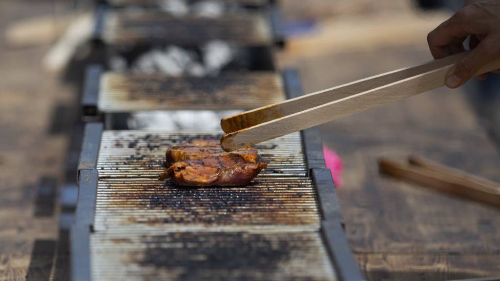 grillen Maximal 15 Freunde dürfen zusammen draussen eine Bratwurst auf den Grill legen. Bild: Urs Jaudas