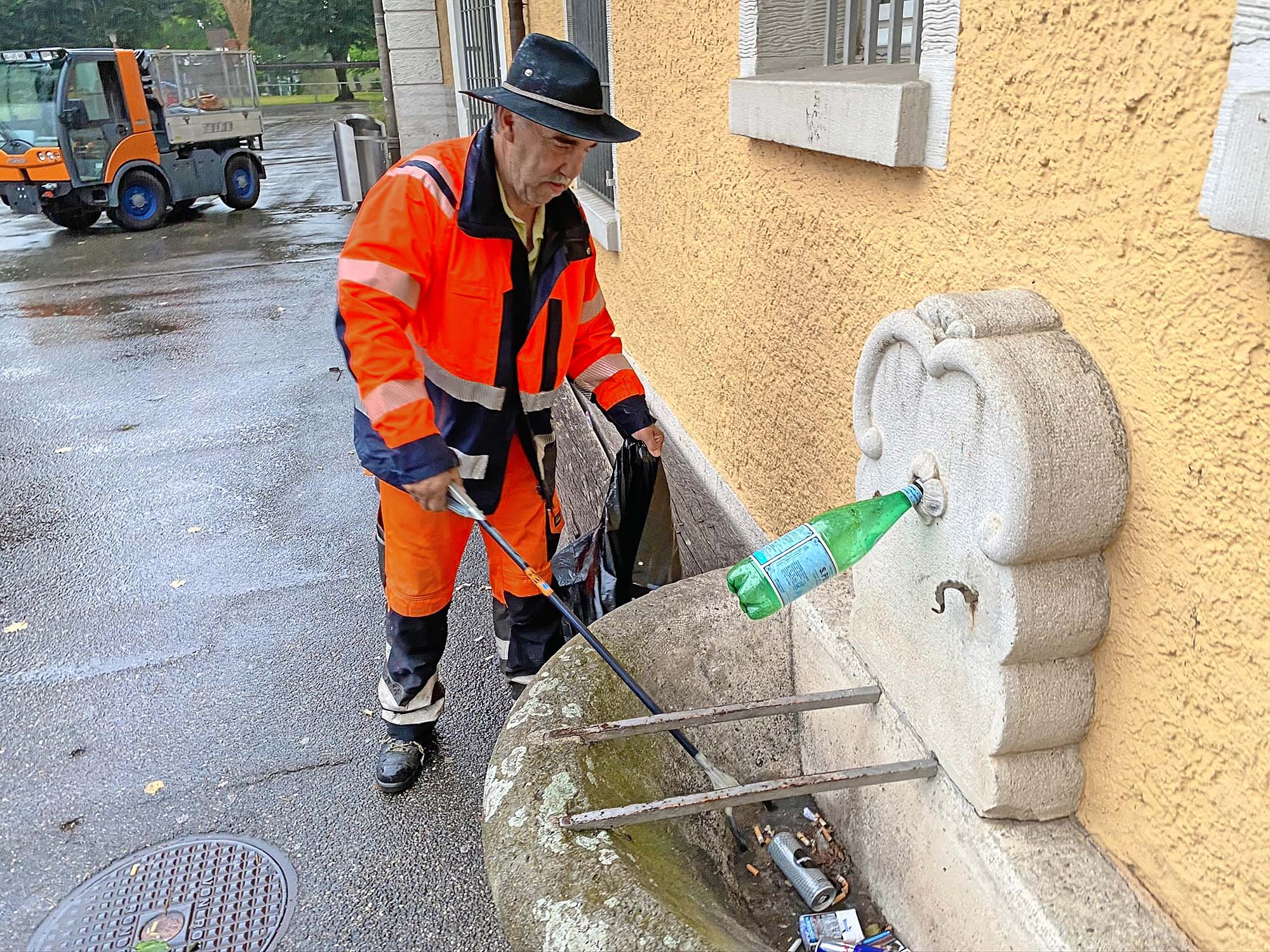 littering2_hansruedi-luescher_pp Hansruedi Lüscher räumt in Oftringen zusammen, was andere liegengelassen haben.
