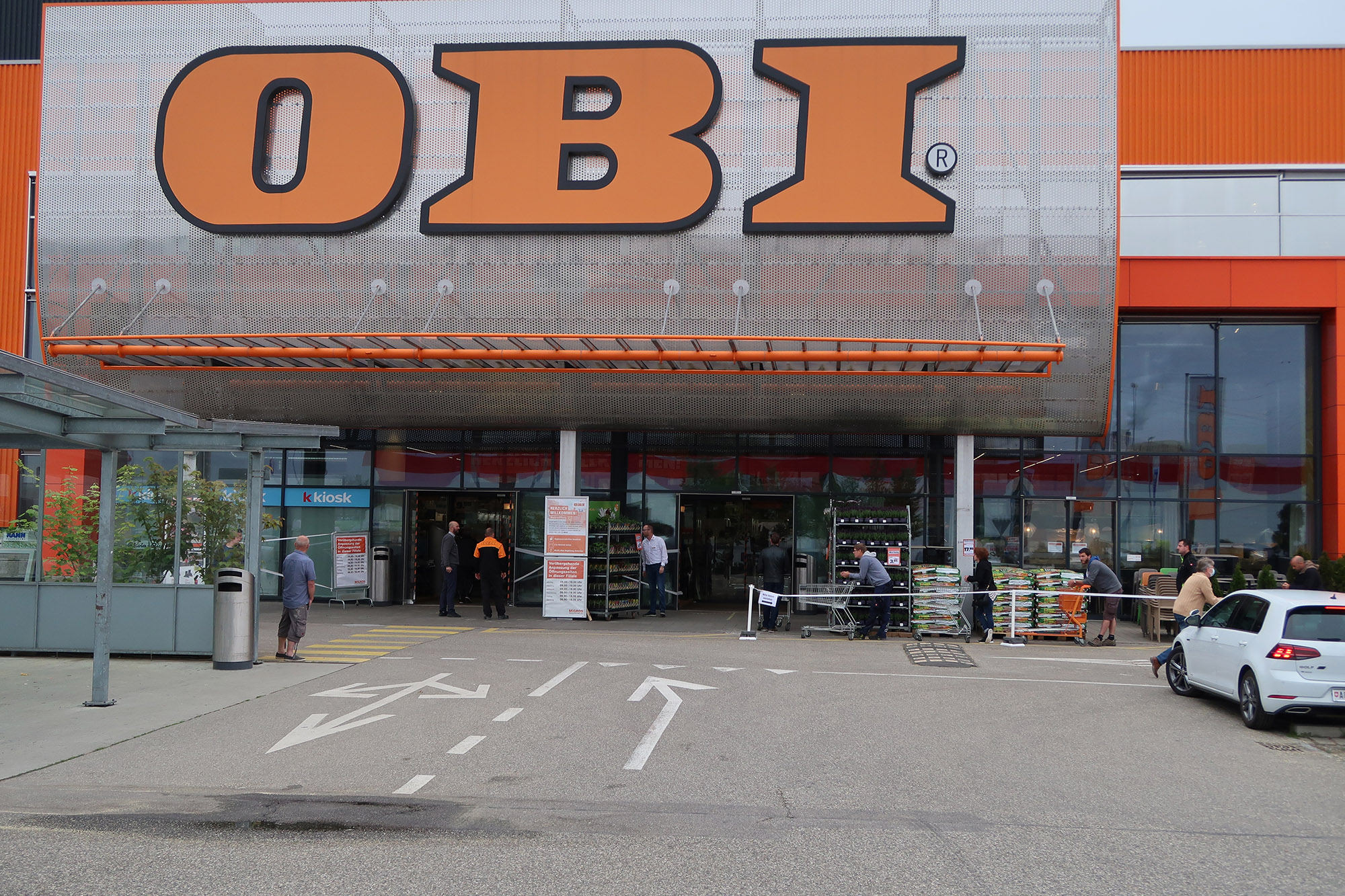 oeffnung_obi0208_rew Zu Beginn durften nur 200 Personen in den Markt. Die Verantwortlichen wollten schauen, wie sich die Kunden verteilen. (Bild: Remo Wyss)